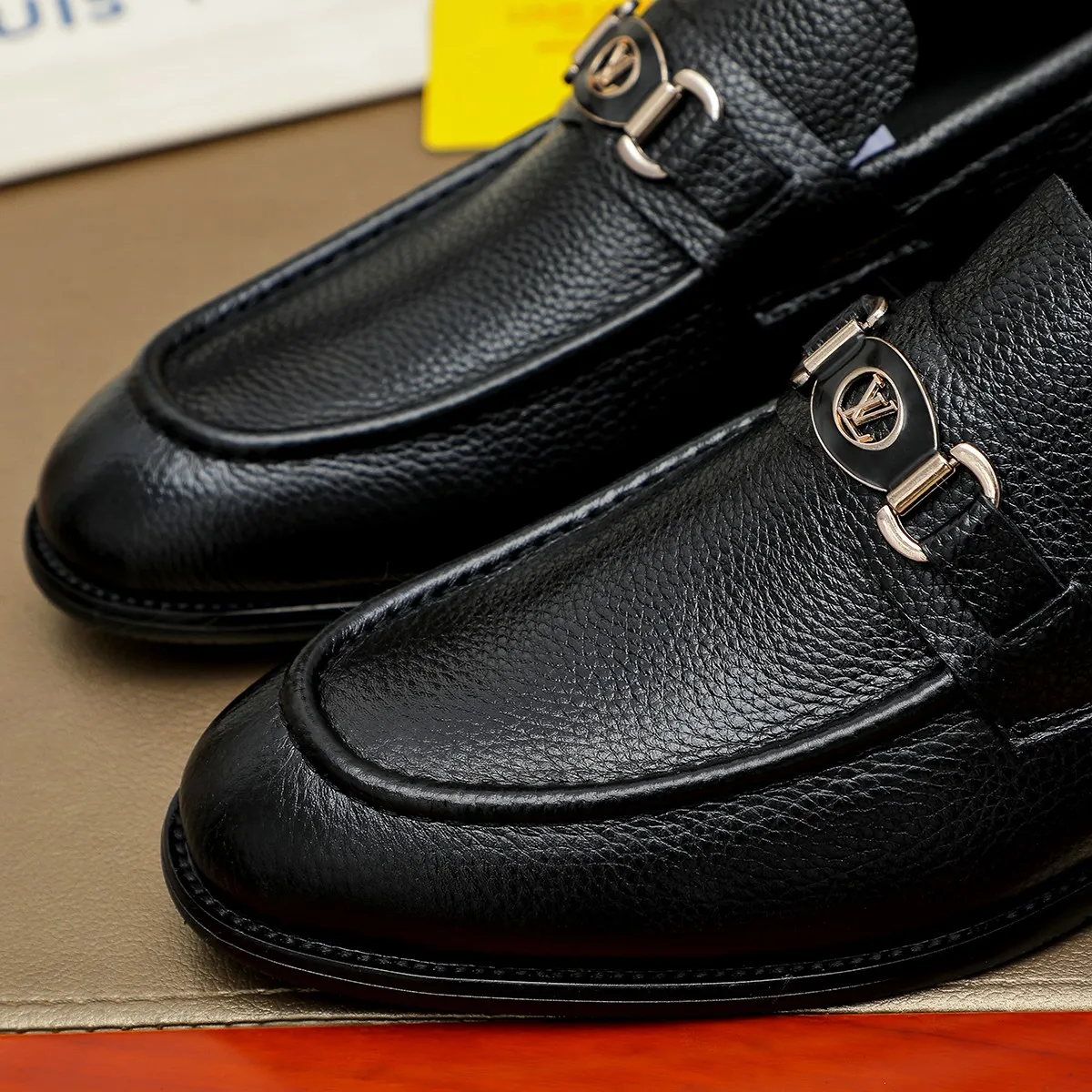 Men's shoes 💰 440💰 Louis Vuitton LV ® 🆕 model 🔛 full shoe counter, first layer cowhide, 🐂leather lining casual shoes for men, super soft outsole, a must-have for driving. The counter is synchronized with the original first layer cowhide, completely 1:1 mold customization 🌹 top version, color optional! Number: 38-44 (45.46 customized)